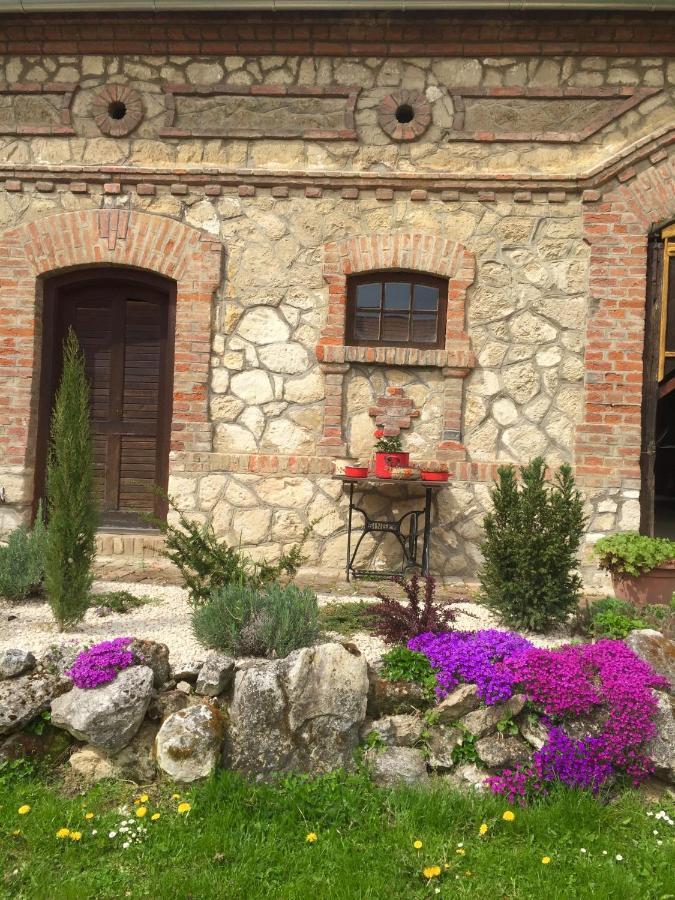 Levendula Porta Es Pajtaszinhaz Hotel Orfu Exterior photo