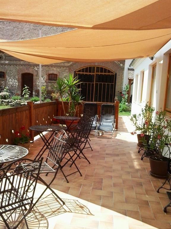 Levendula Porta Es Pajtaszinhaz Hotel Orfu Exterior photo