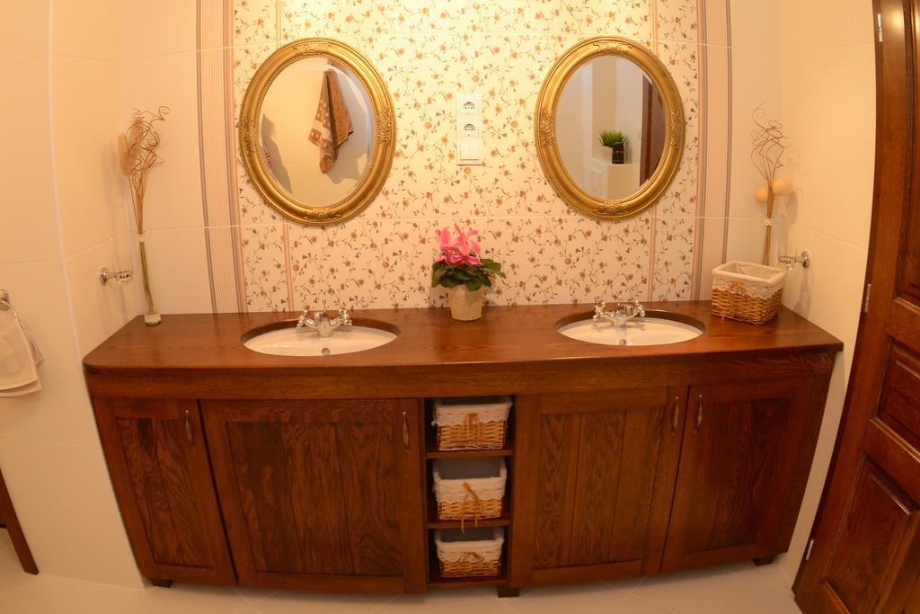 Levendula Porta Es Pajtaszinhaz Hotel Orfu Room photo