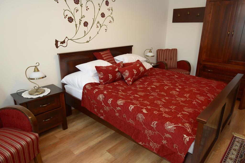 Levendula Porta Es Pajtaszinhaz Hotel Orfu Room photo